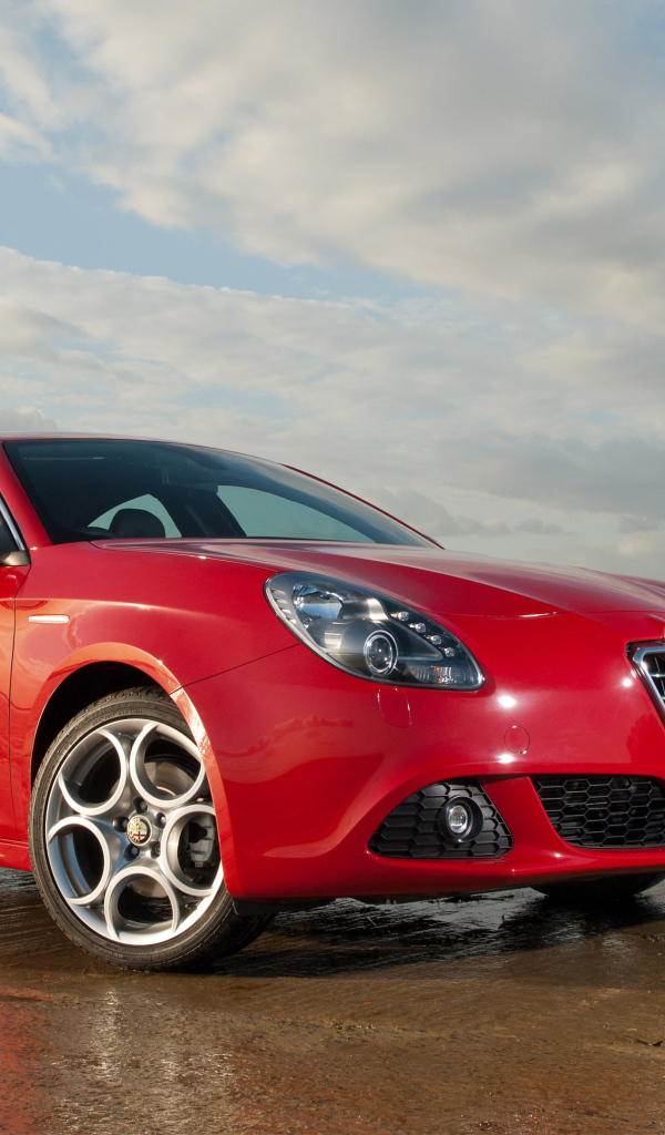 Автомобиль Alfa Romeo giulia на дороге