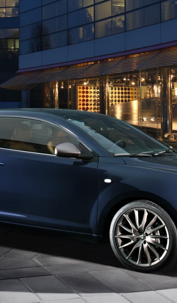 Автомобиль Alfa Romeo mito на дороге