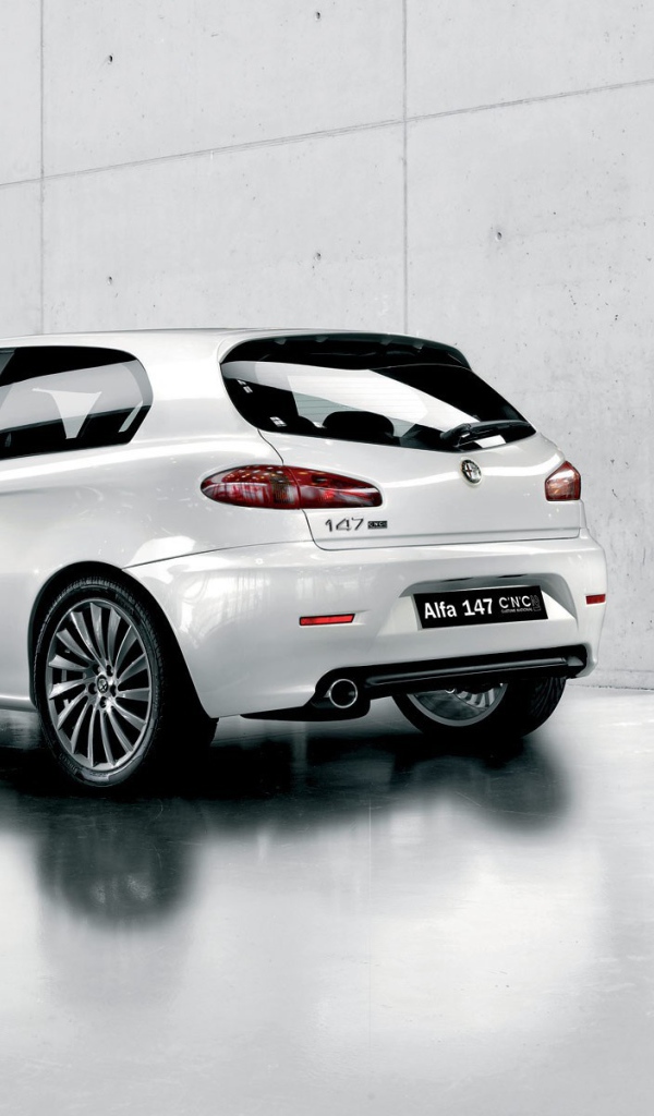Альфа Ромэо у белой стены