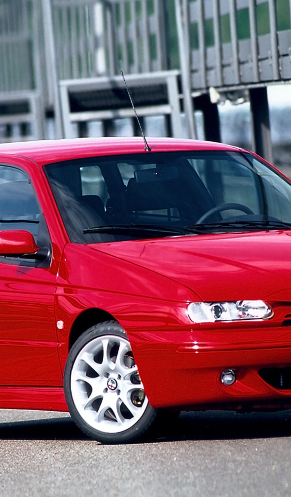 Красивый автомобиль Alfa Romeo 145