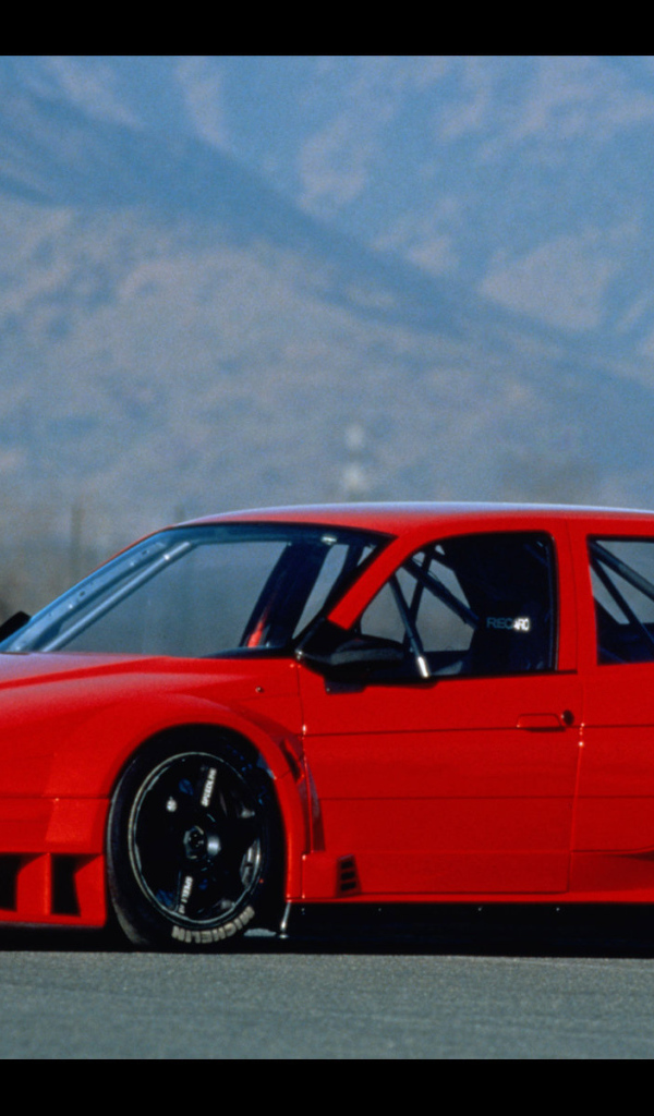 Красивый автомобиль Alfa Romeo 155