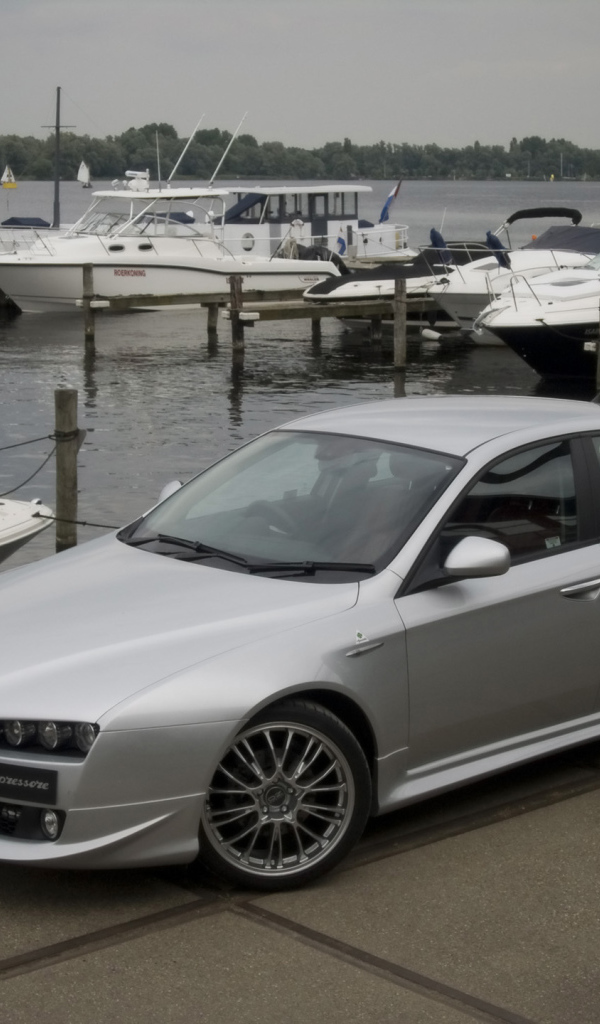 Красивый автомобиль Alfa Romeo 159