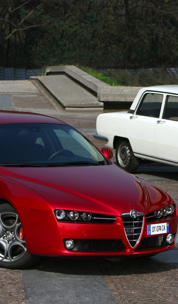 Красивый автомобиль Alfa Romeo 159 в Москве