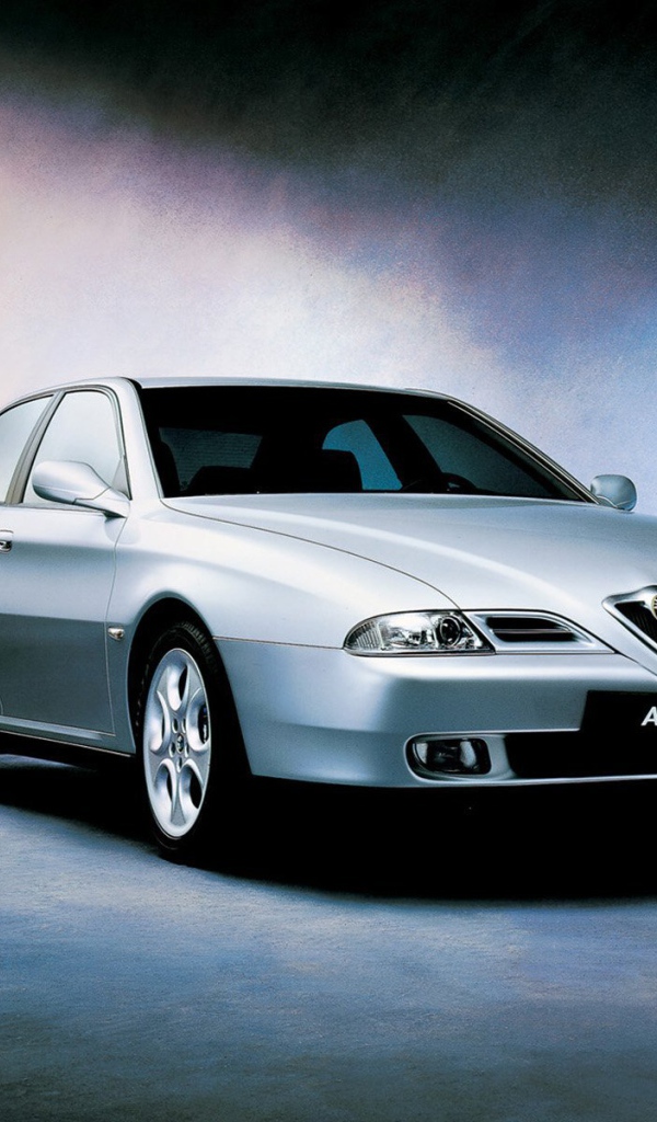 Красивый автомобиль Alfa Romeo 166