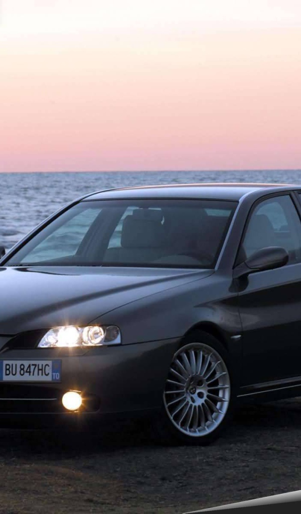 Красивый автомобиль Alfa Romeo 166 в Москве