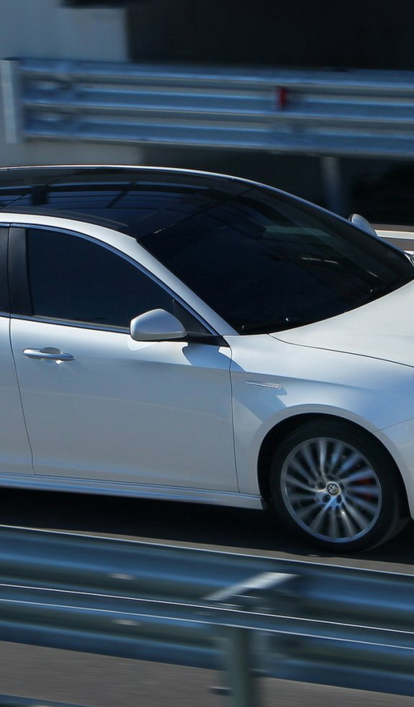 Красивый автомобиль Alfa Romeo giulia