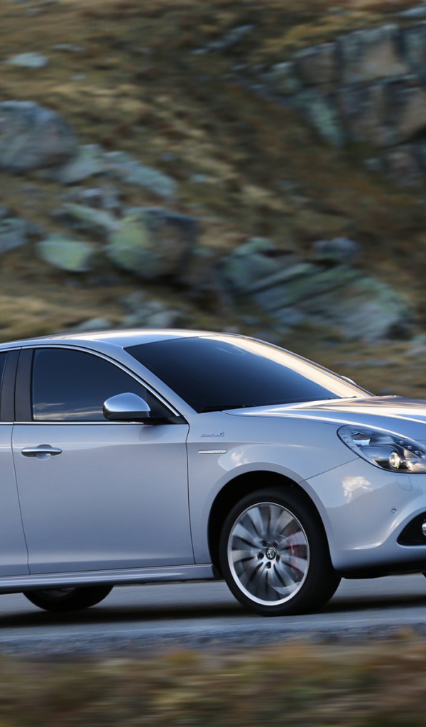 Красивый автомобиль Alfa Romeo giulietta 2014