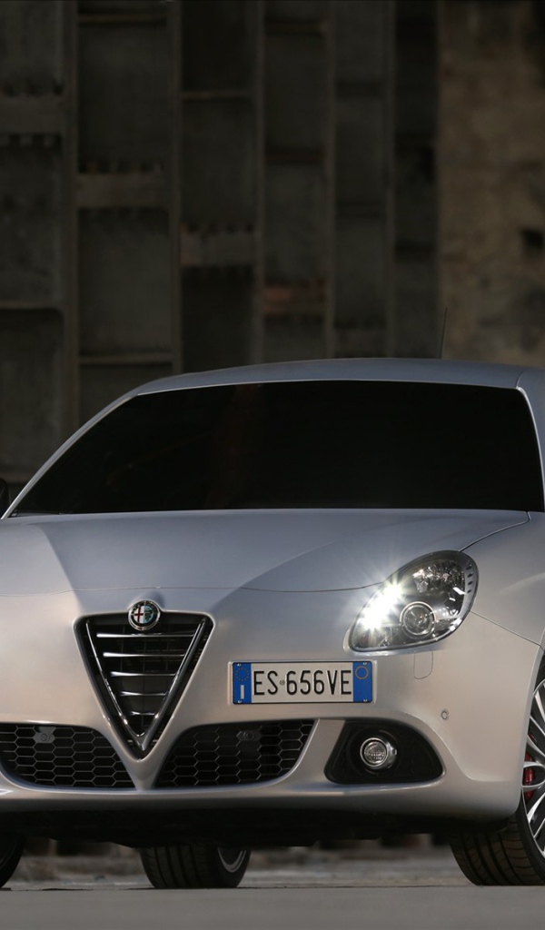 Красивый автомобиль Alfa Romeo giulietta 2014 в Москве
