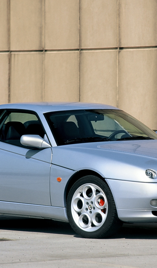 Красивый автомобиль Alfa Romeo gtv в Москве