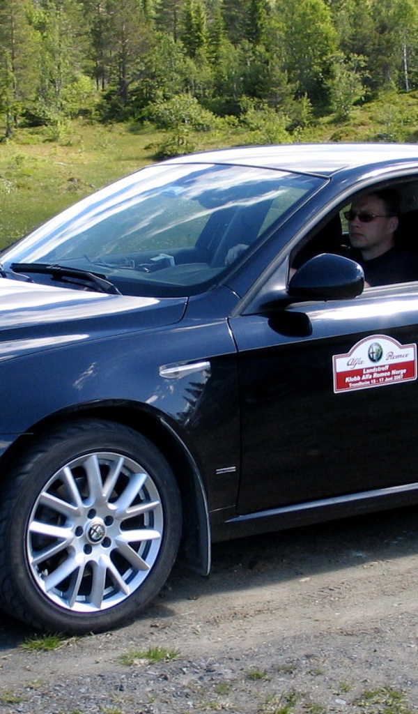 Черная Alfa Romeo 159