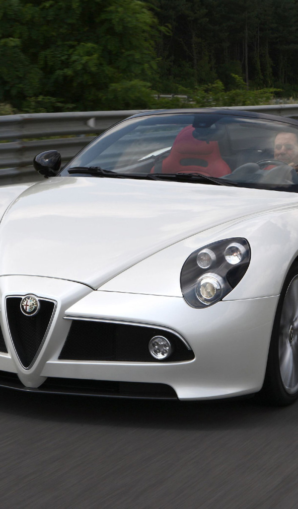 Автомобиль Alfa Romeo 8c spider на дороге