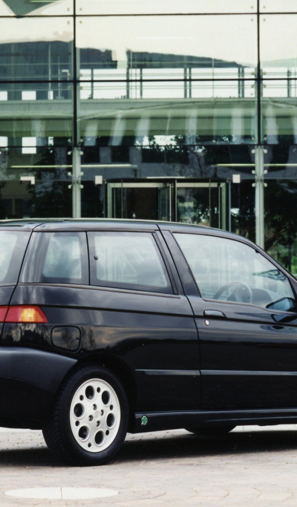 Автомобиль марки Alfa Romeo модели 145