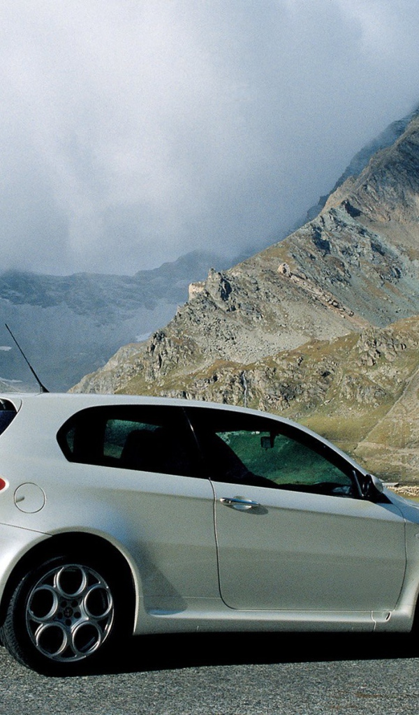 Автомобиль марки Alfa Romeo модели 147