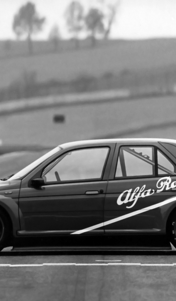 Автомобиль марки Alfa Romeo модели 155