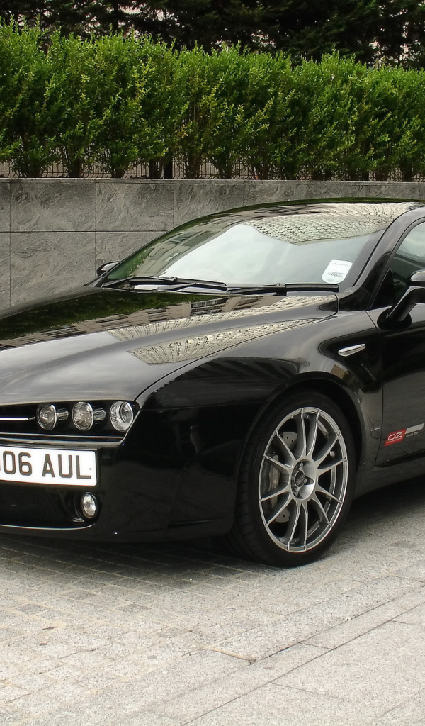 Автомобиль марки Alfa Romeo модели brera