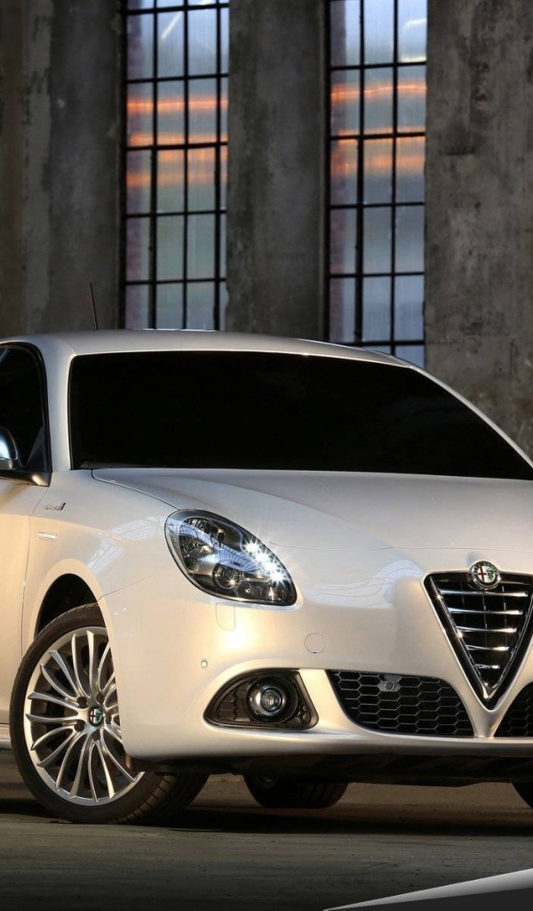 Автомобиль Alfa Romeo giulietta 2014 на дороге