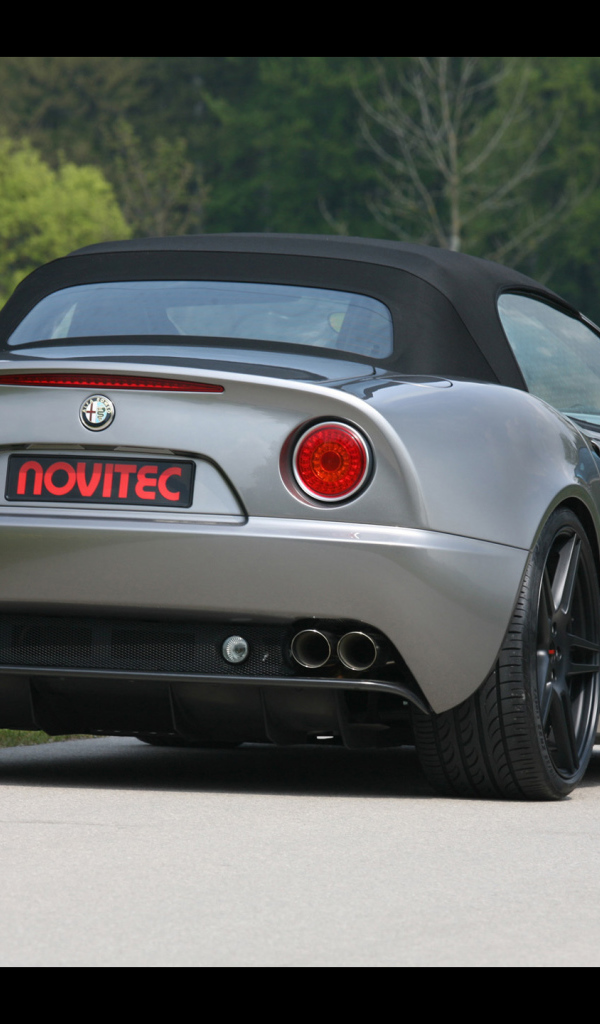 Автомобиль марки Alfa Romeo модели 8c spider