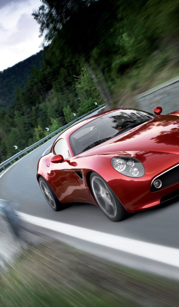 Альфа Ромео на горной дороге