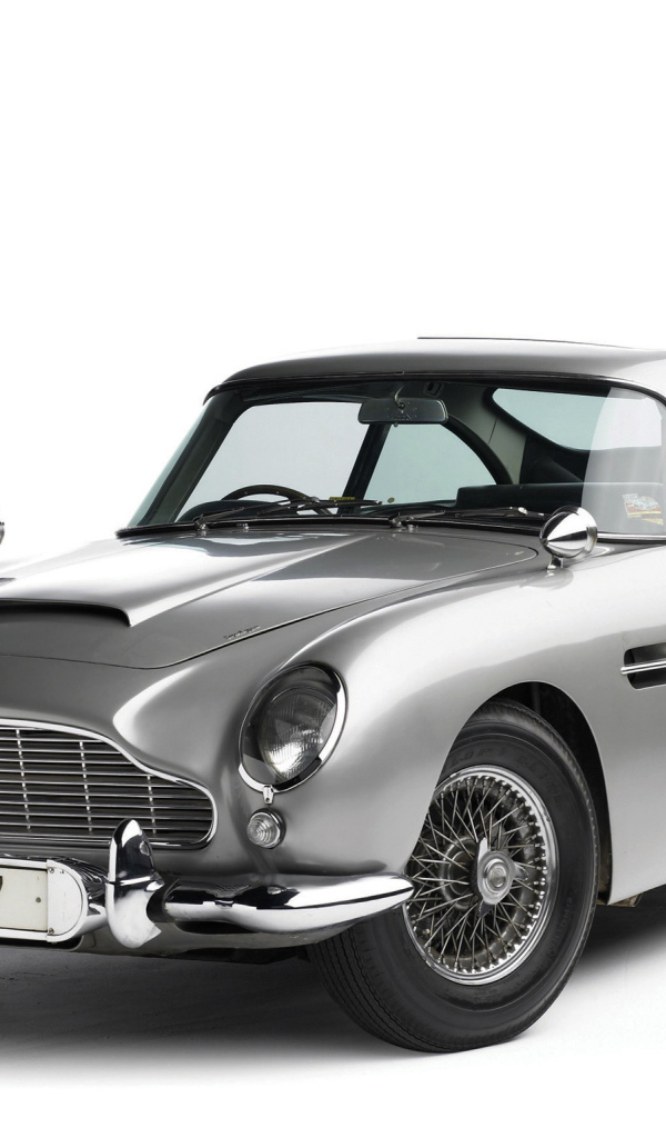Автомобиль Aston Martin db5 на дороге