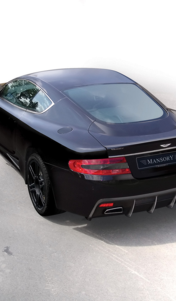 Автомобиль Aston Martin mansory на дороге