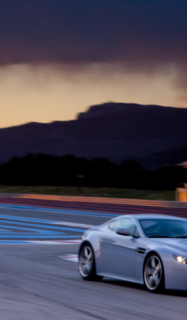 Автомобиль Aston Martin v12 на дороге