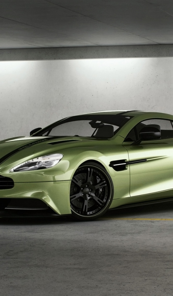 Автомобиль Aston Martin vanquish на дороге