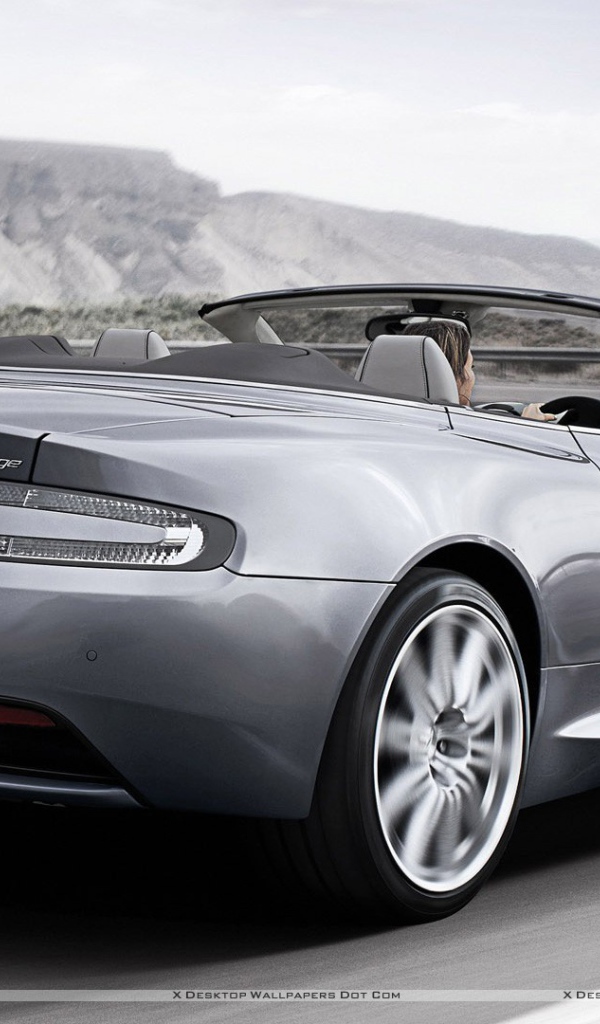 Автомобиль Aston Martin virage на дороге