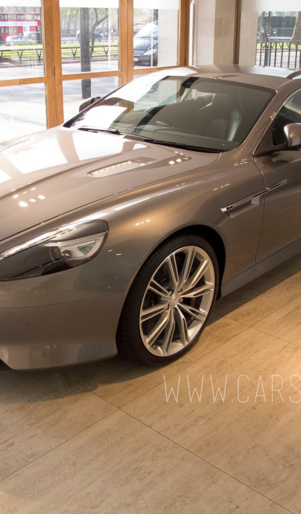 Красивый автомобиль Aston Martin aspire