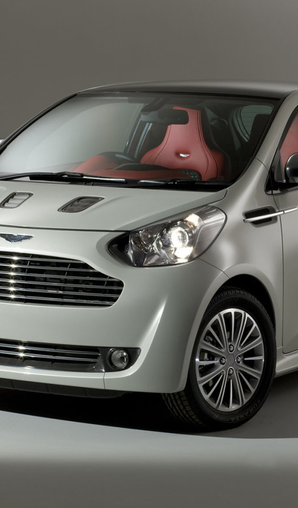 Красивый автомобиль Aston Martin cygnet