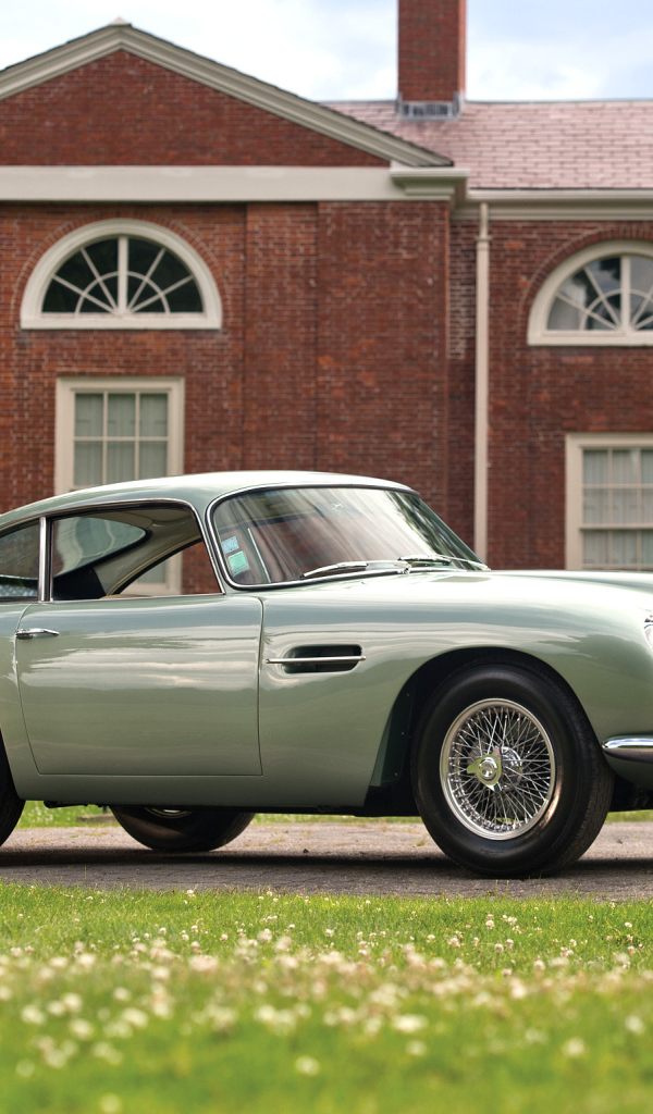 Красивый автомобиль Aston Martin db4