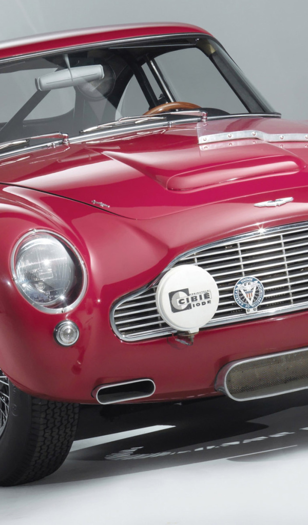 Красивый автомобиль Aston Martin db4 в Москве