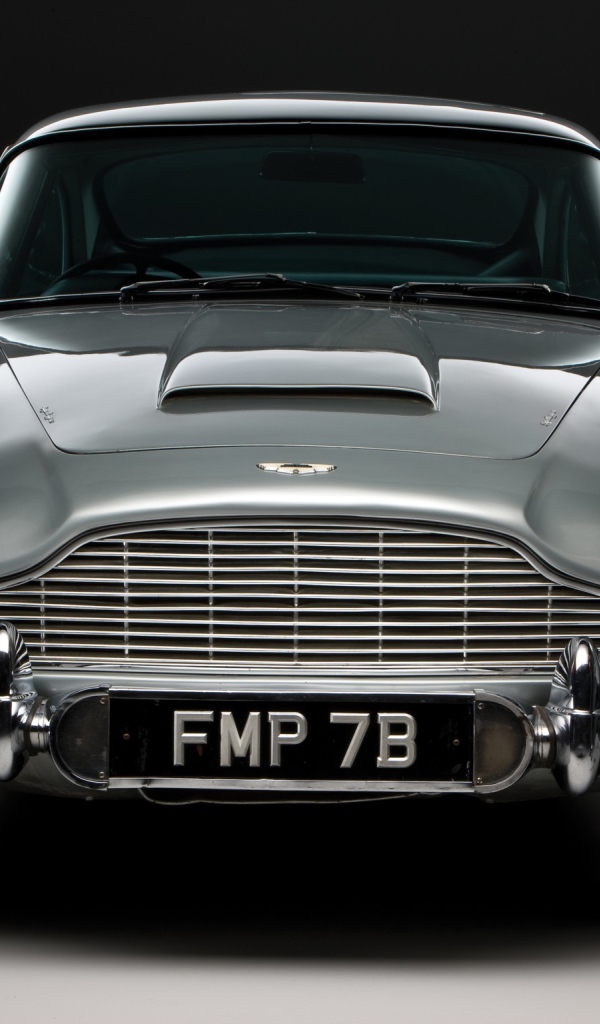 Красивый автомобиль Aston Martin db5