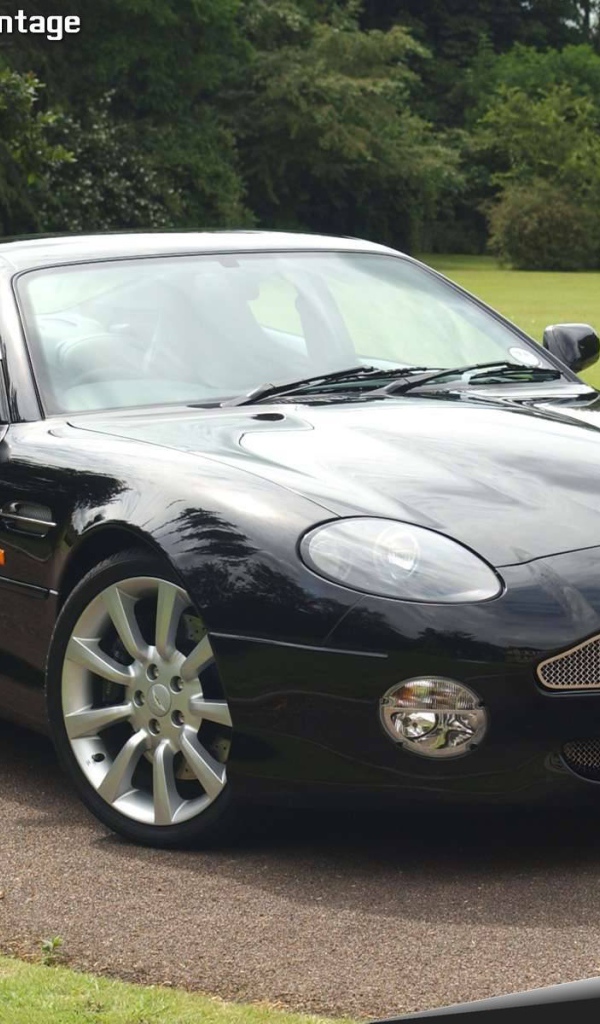 Красивый автомобиль Aston Martin db7 в Москве