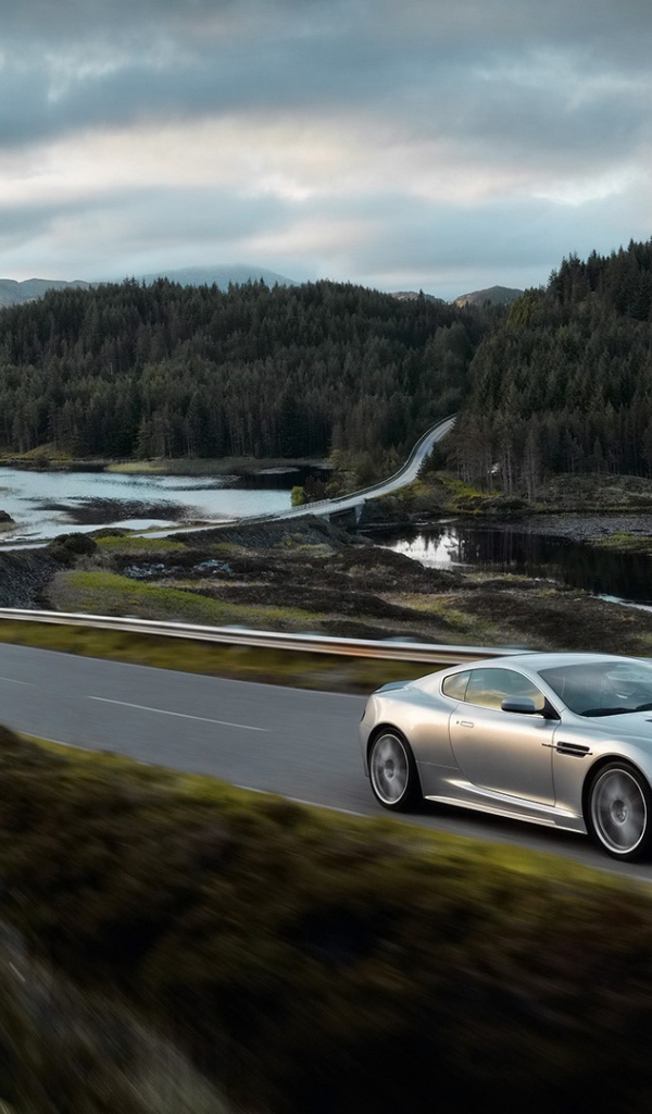 Красивый автомобиль Aston Martin dbs