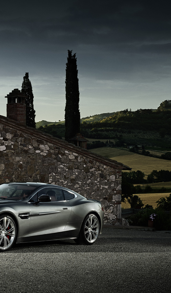 Красивый автомобиль Aston Martin 2013