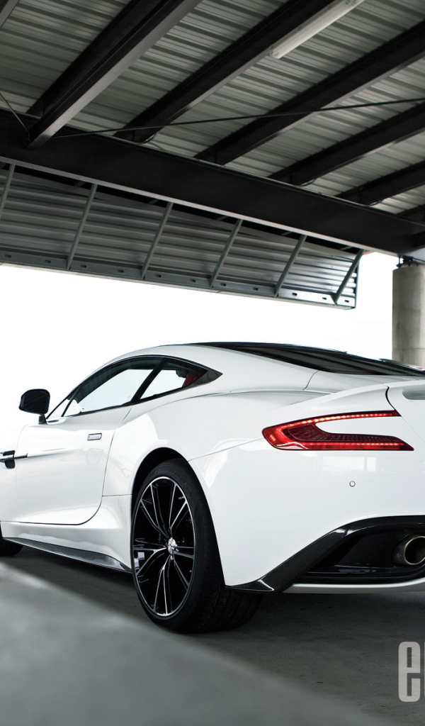 Красивый автомобиль Aston Martin 2014