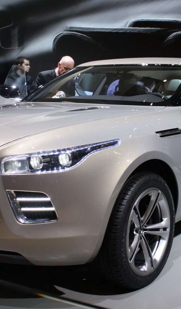 Красивый автомобиль Aston Martin lagonda