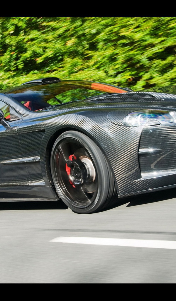 Красивый автомобиль Aston Martin mansory