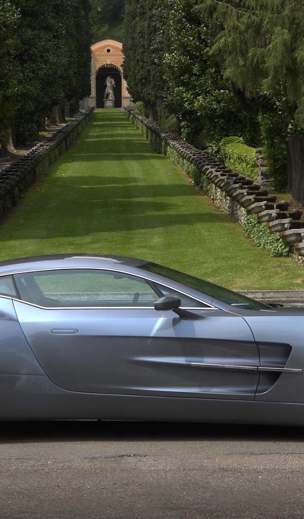 Красивый автомобиль Aston Martin one 77