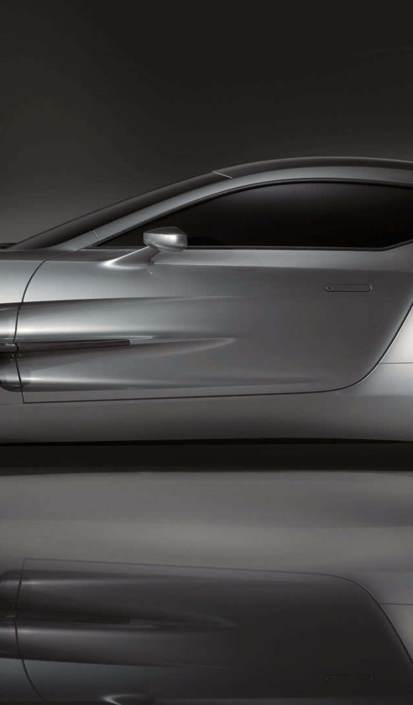 Красивый автомобиль Aston Martin one 77 в Москве