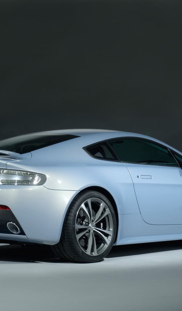 Красивый автомобиль Aston Martin v12