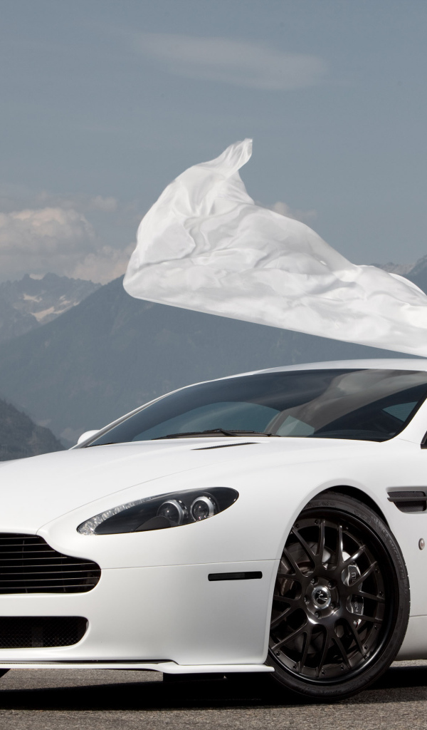 Красивый автомобиль Aston Martin v8 vantage