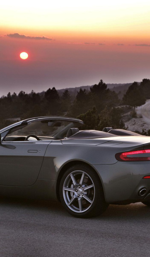 Красивый автомобиль Aston Martin v8 vantage в Москве