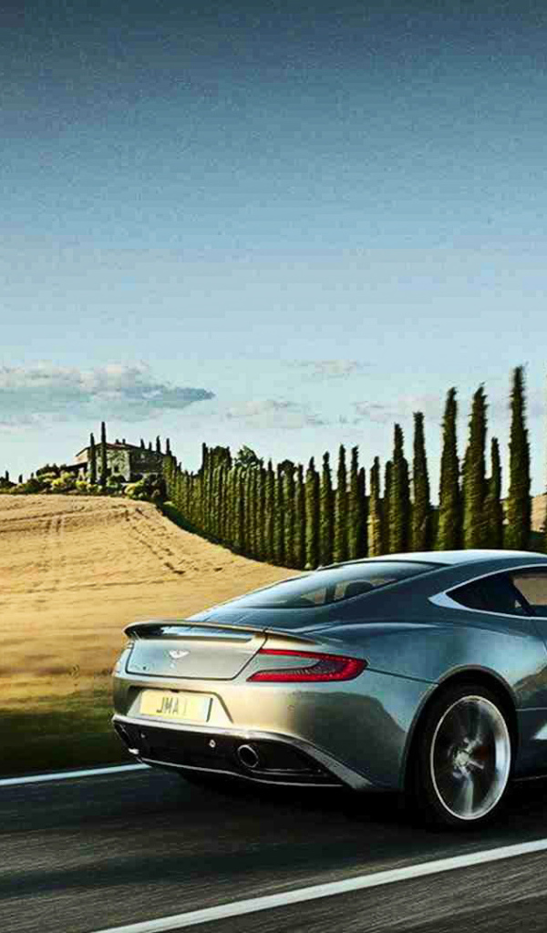 Красивый автомобиль Aston Martin vanquish в Москве