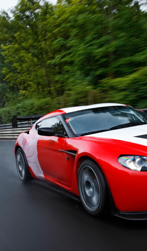Красивый автомобиль Aston Martin zagato в Москве