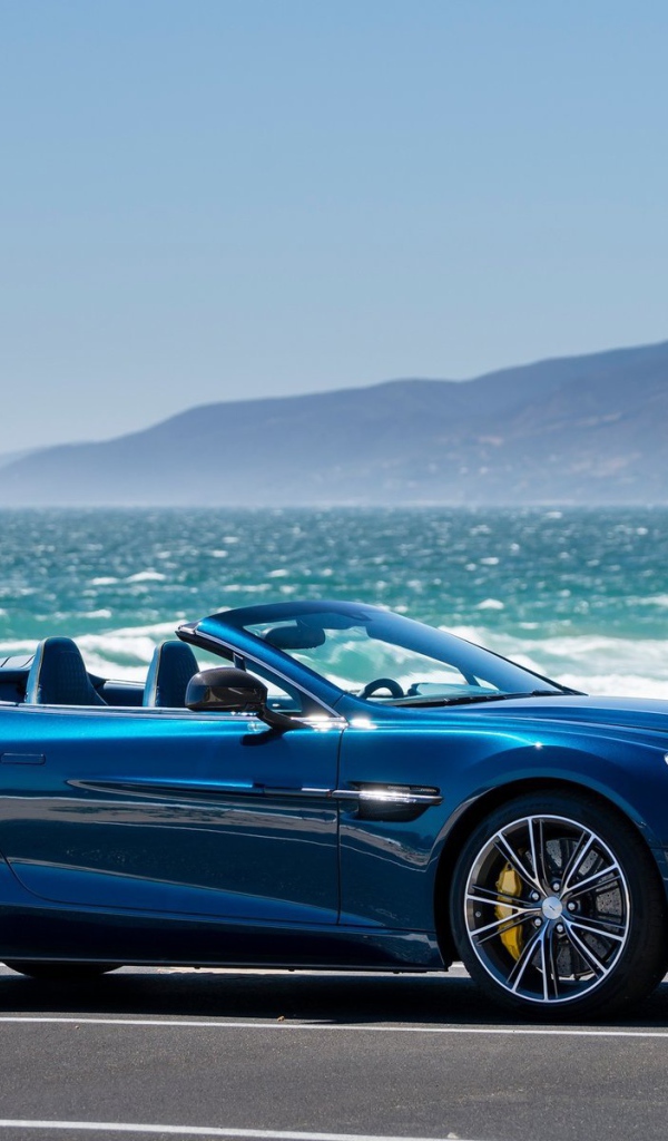 Красивый автомобиль Aston Martinvolante в Москве