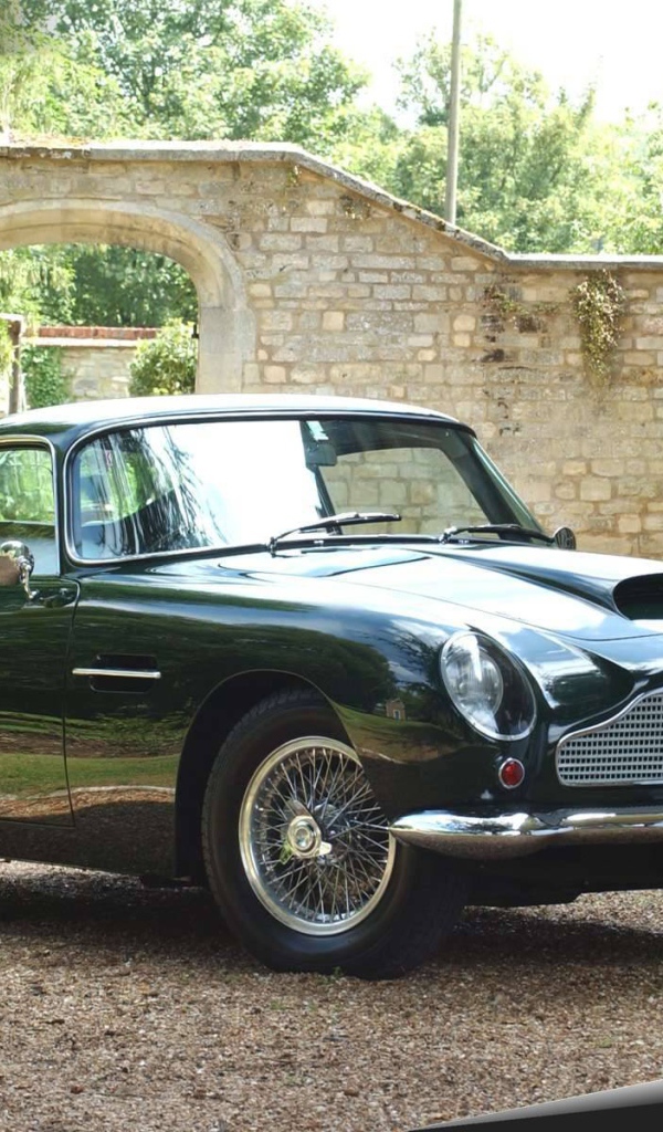 Автомобиль Aston Martin db4 на дороге