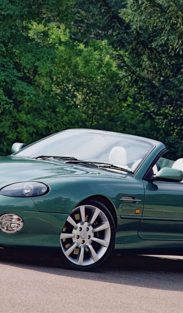 Автомобиль Aston Martin db7 на дороге