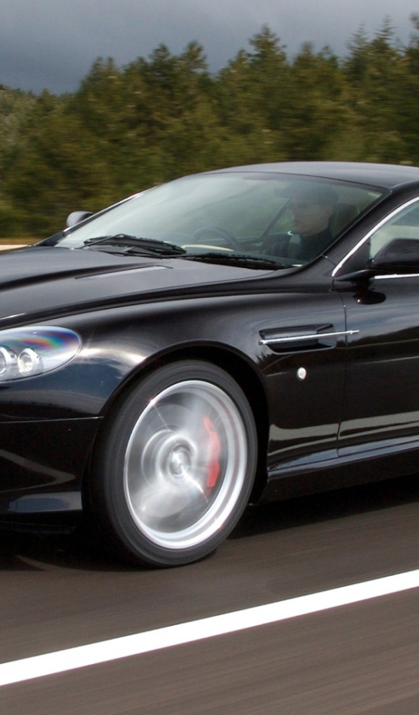 Автомобиль Aston Martin top gear на дороге