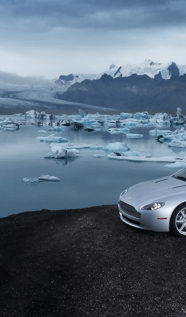 Автомобиль Aston Martin v8 vantage на дороге